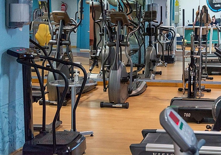 Golpea la cristalera y amenaza con un cuchillo a usuarios de un gimnasio